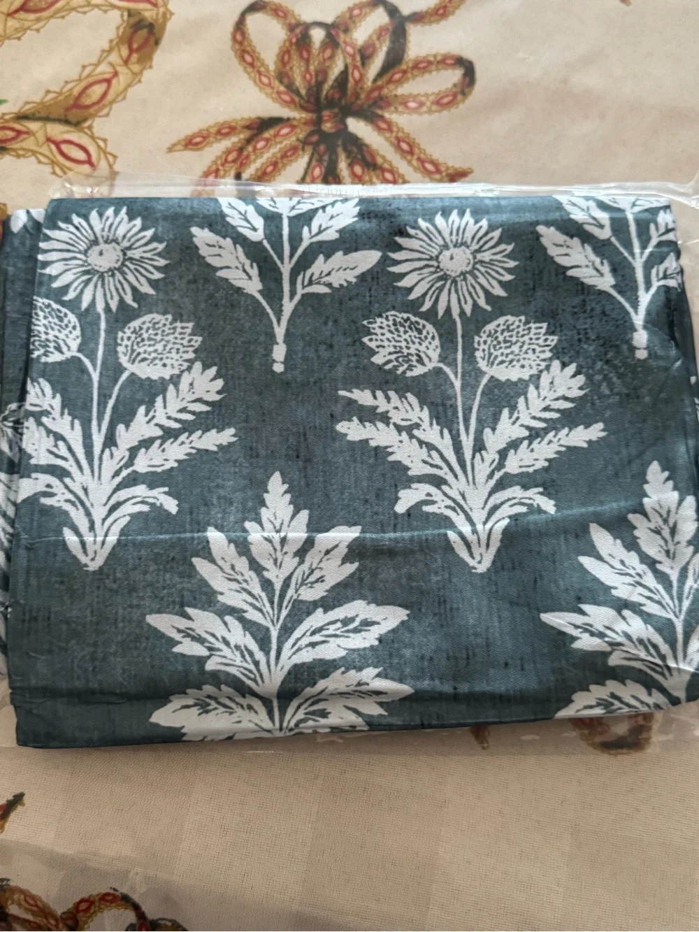 Tablecloth 60×60 Inch Square, Vintage Daisy Green/White